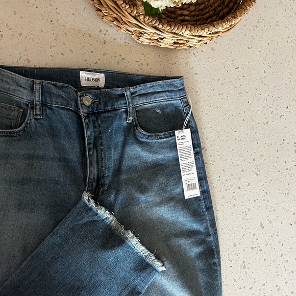 Hudson Noa high rise straight cropped jeans
-Fringe bottom
-Clr: Aimee
-Size 27 - Picture 2 of 8